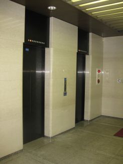 １階のエレベータホールの画像です